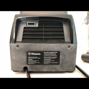 Vitamix 7500 with 64 oz and 48 oz containers.